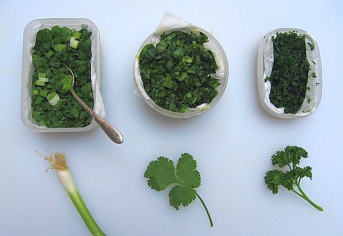 Speed Bento Technique: Freezing chopped herbs