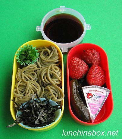Green tea zarusoba noodle &ldquo;nest&rdquo; bento