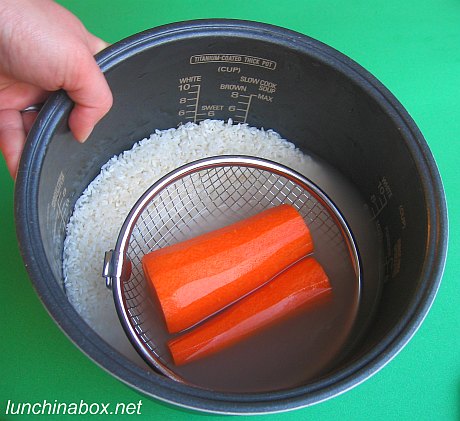 Steaming carrots with rice in a rice cooker